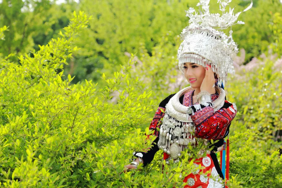 Xgyw.Org_漂亮的苗族姑娘纯白银头饰耀眼写真15P