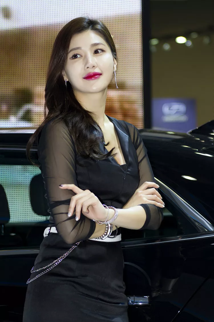 Xgyw.Org_韩国靓丽车模姜星夏迷人秀发性感短裙美腿写真20P