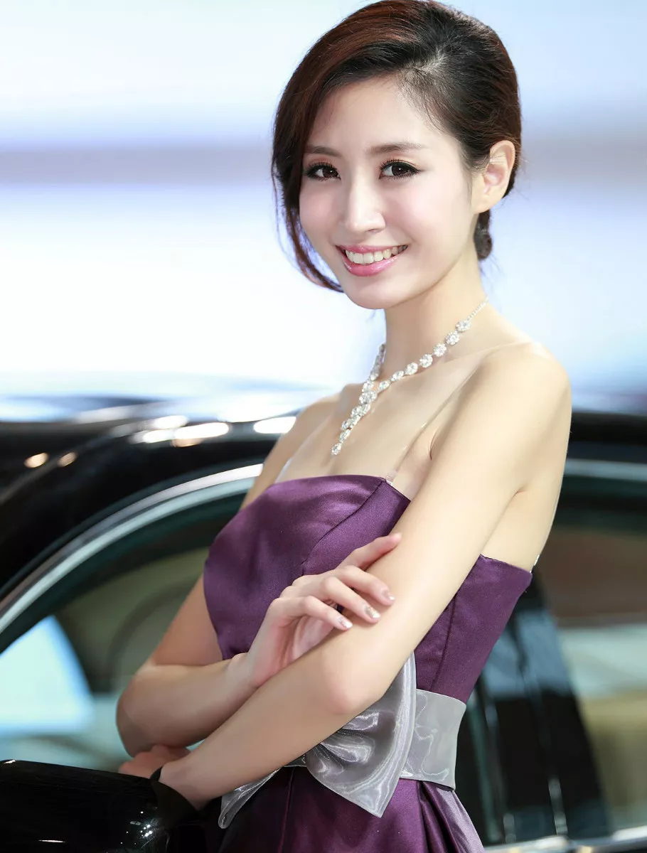 Xgyw.Org_漂亮的车展妹子抹胸长裙秀美肩迷人写真12P