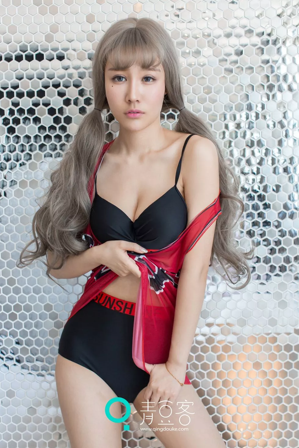 Xgyw.Org_[青豆客QingDouKe]2016.12.11_嫩模美昕Yumi浴缸里花色比基尼秀完美身材性感写真43P
