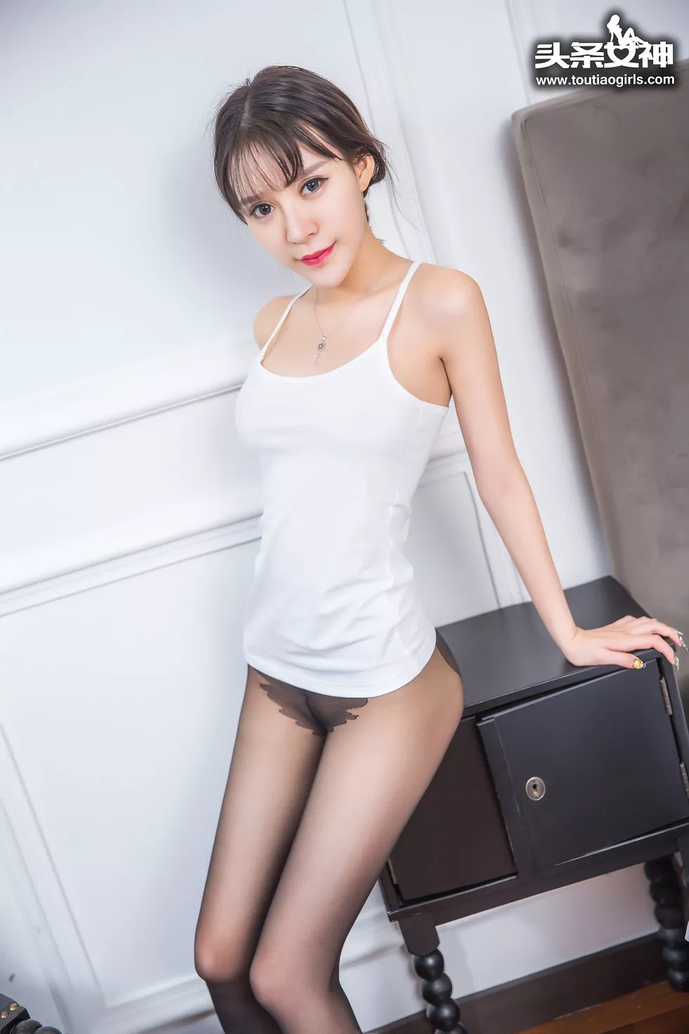 Xgyw.Org_[Toutiao头条女神]No.245_嫩模希亚白色吊带真空秀无内黑丝裤袜美腿玉足诱惑写真25P