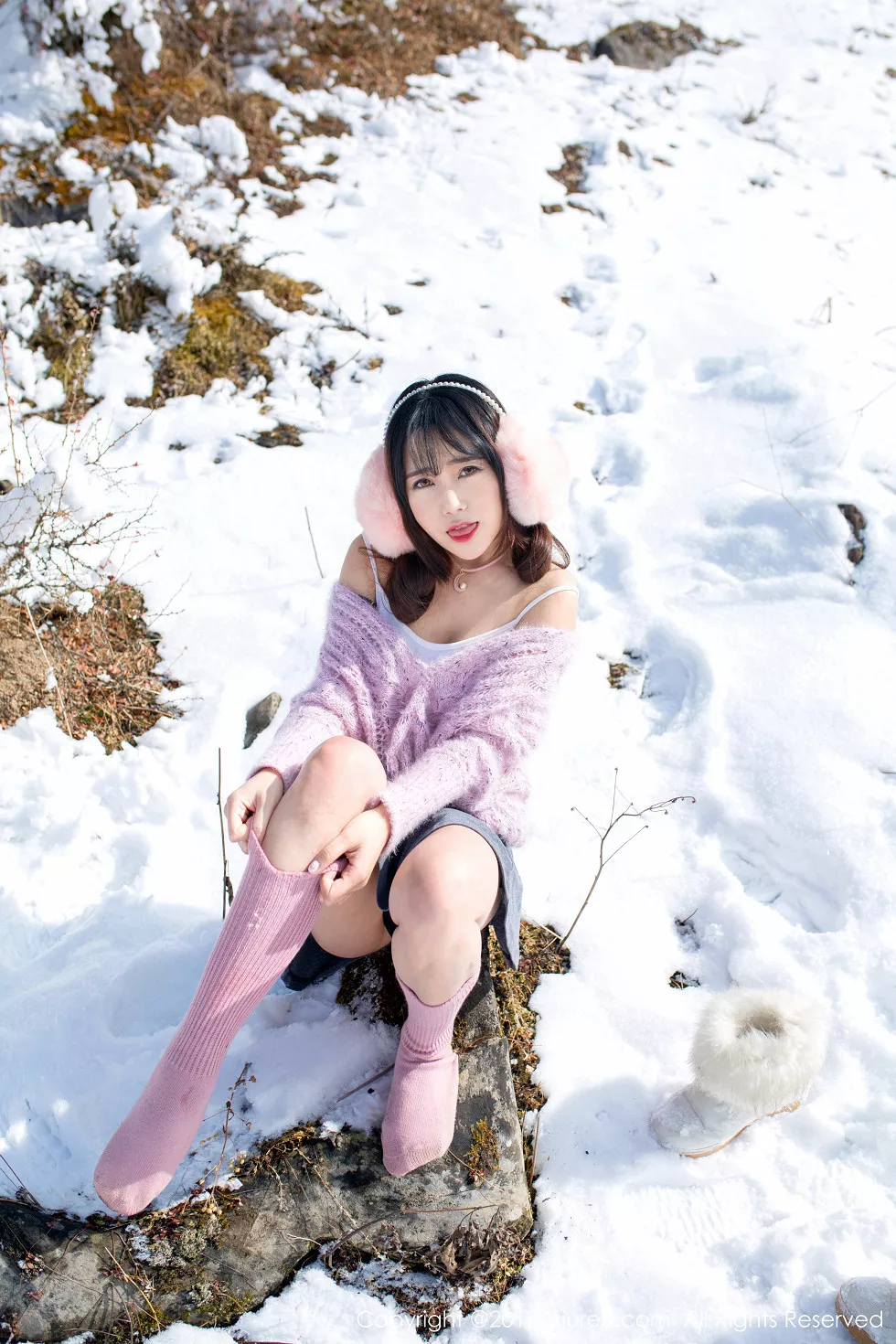 Xgyw.Org_XiuRen第720期_嫩模兜豆靓Youlina冰天雪地里黑色蕾丝内裤冰冷诱惑写真51P