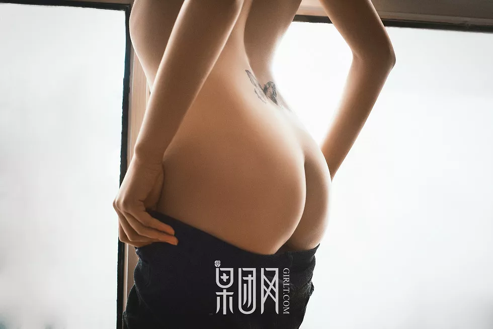 Xgyw.Org_[GIRLT果团网]2017.05.24b_牛仔服嫩模居家沙发上大尺度全裸豪乳露点极致诱惑写真25P