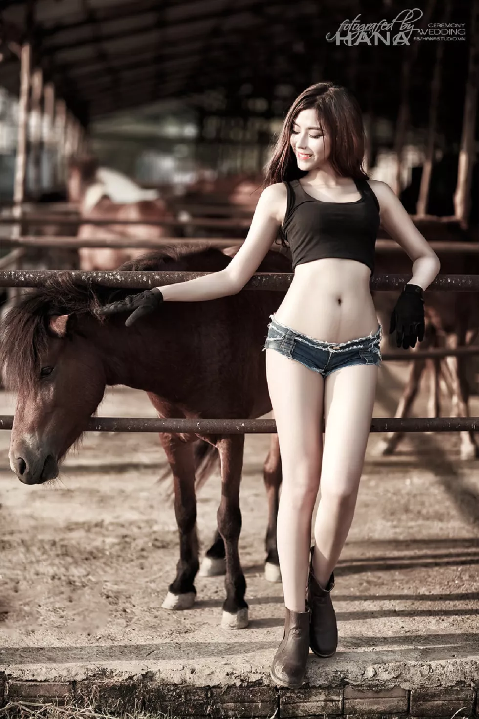 Xgyw.Org_长腿女神紧身牛仔短裤性感撩人+透明塑料裹身秀豪乳诱惑写真25P