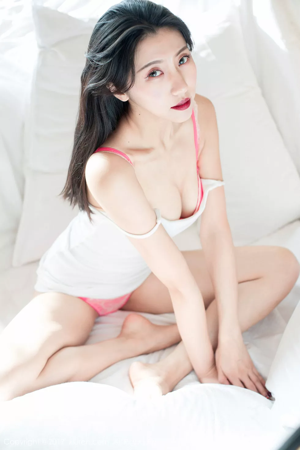 Xgyw.Org_XiuRen第762期_长腿美女大熙白色吊带背心秀红色内衣性感美胸写真53P