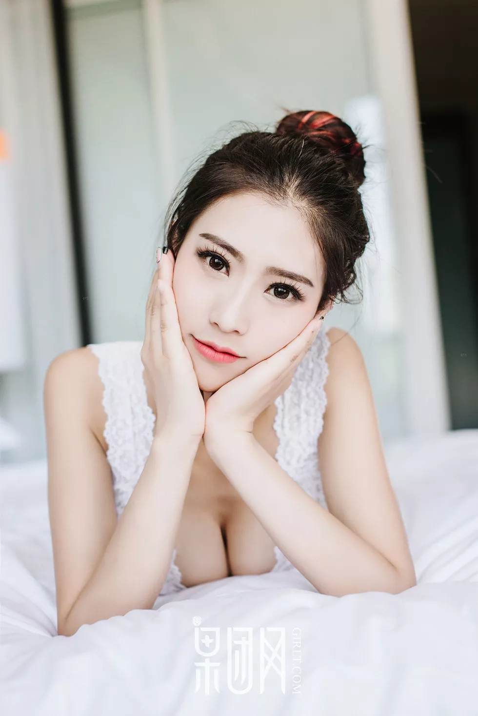 Xgyw.Org_[GIRLT果团网]NO.040_嫩模通灵儿居家床上白色蕾丝睡裙透视秀豪乳翘臀甜美诱惑写真57P