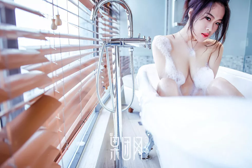 Xgyw.Org_[GIRLT果团网]TG020_泡沫之夏嫩模美女居家浴缸里大尺度全裸泡泡浴火辣诱惑写真27P