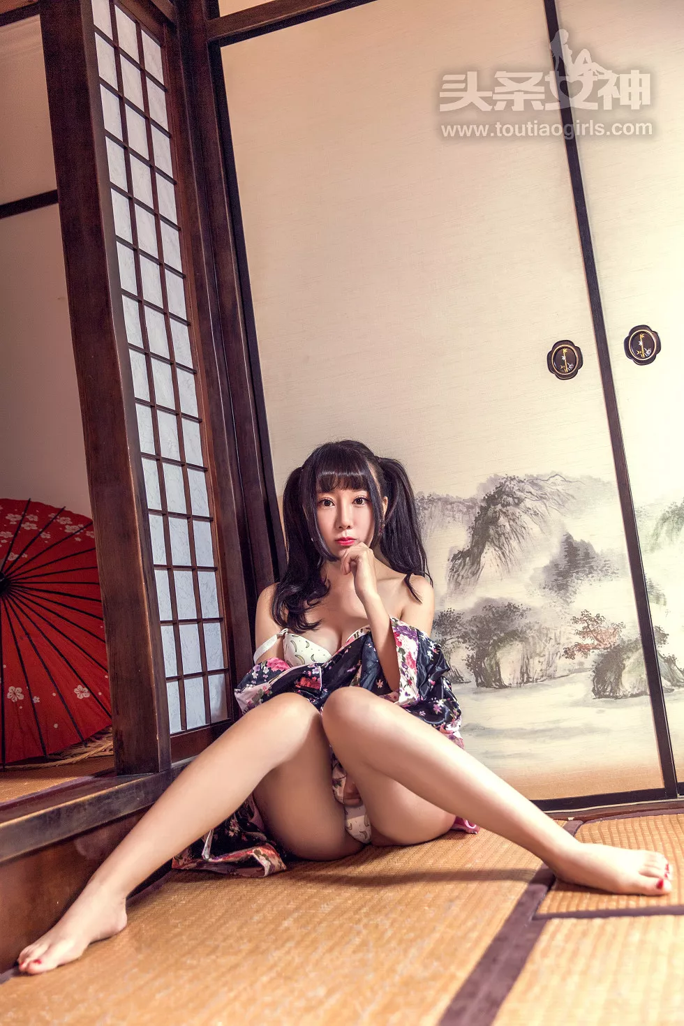 Xgyw.Org_[Toutiao头条女神]No.426_嫩模笑笑白色腿袜配和服半脱秀白嫩美胸性感翘臀写真37P