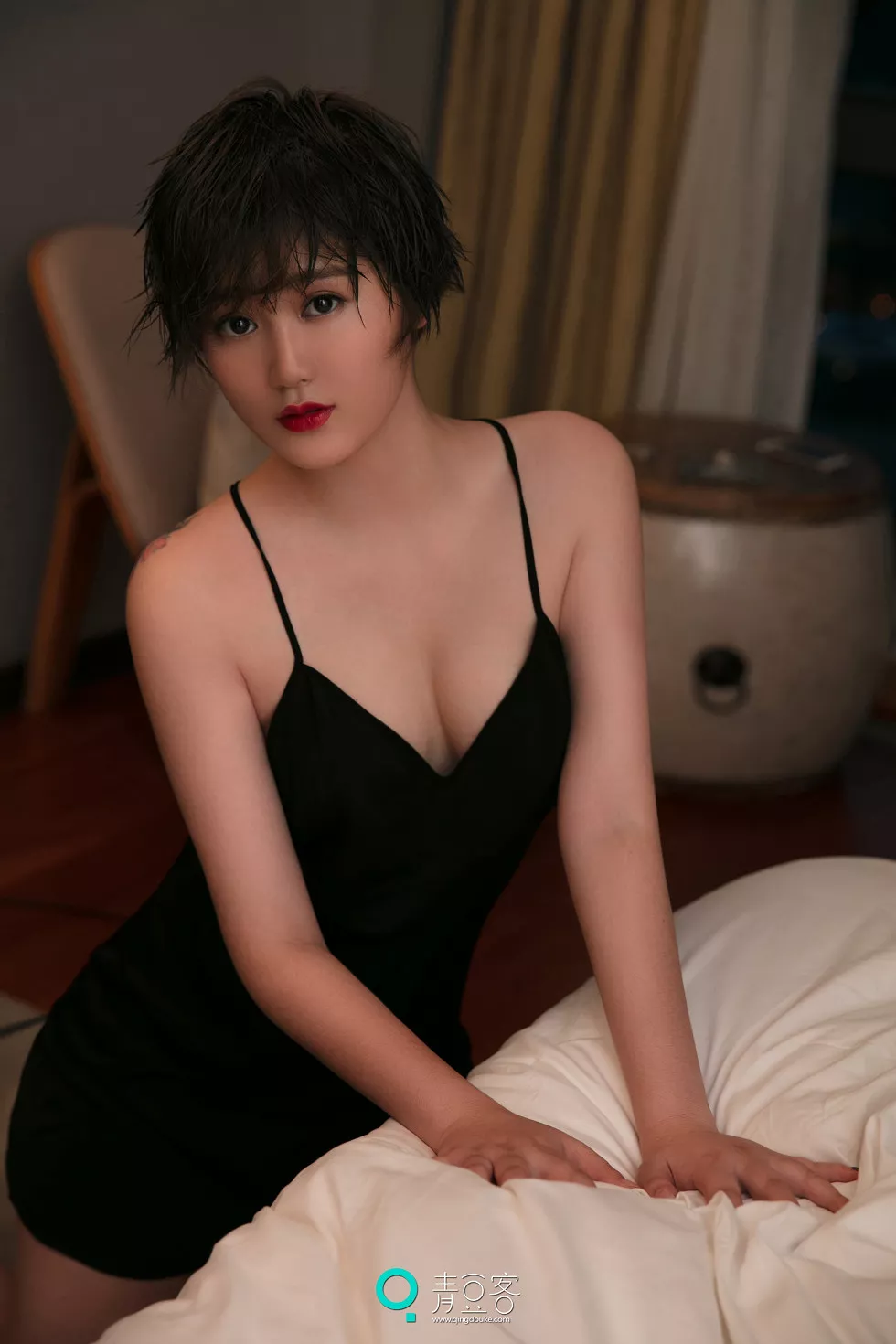 Xgyw.Org_[青豆客Qingdouke]2017.09.12_嫩模瑶瑶黑色吊带裙秀美胸全裸下身撩人诱惑写真53P