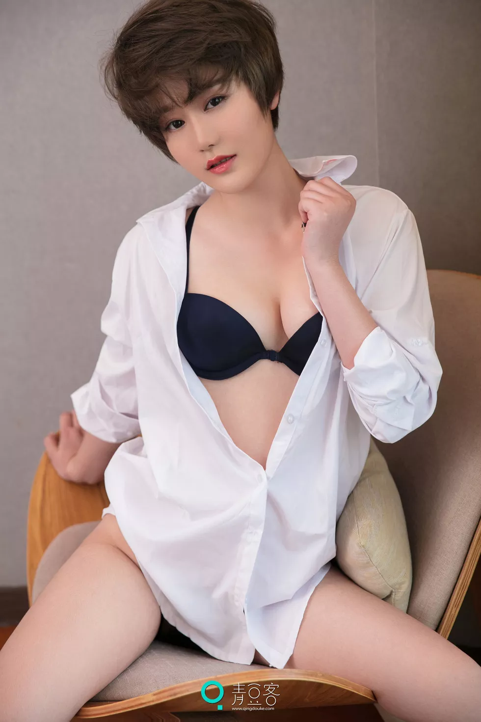 Xgyw.Org_[青豆客Qingdouke]2017.09.12_嫩模瑶瑶黑色吊带裙秀美胸全裸下身撩人诱惑写真53P