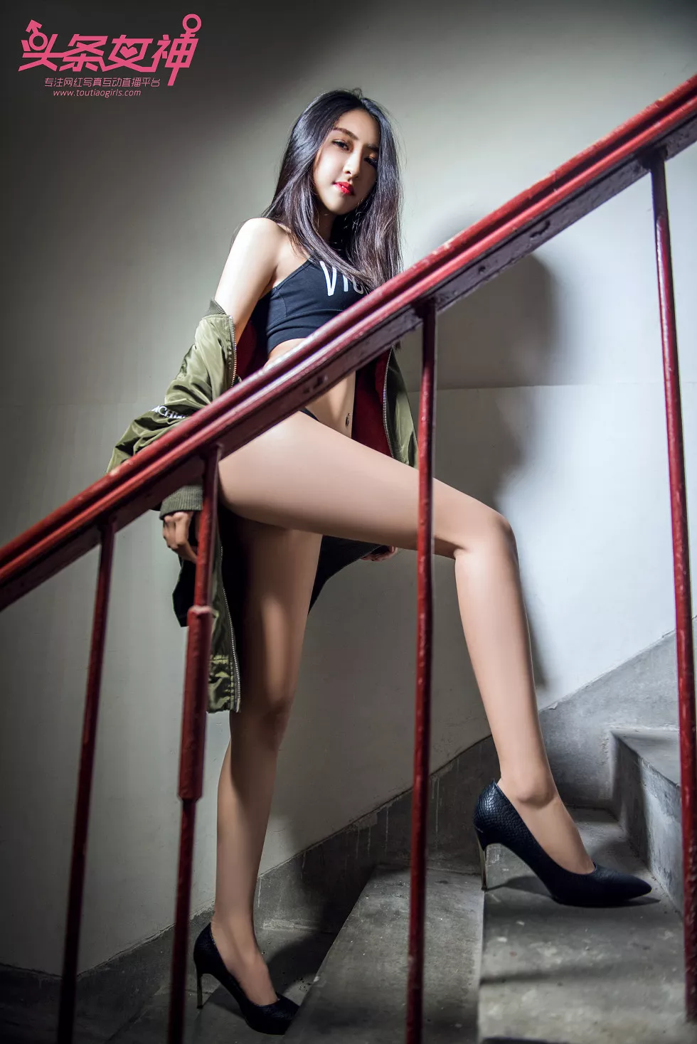 Xgyw.Org_[Toutiao头条女神]No.484_嫩模如意半脱绿外套性感黑色内衣秀完美身材写真20P