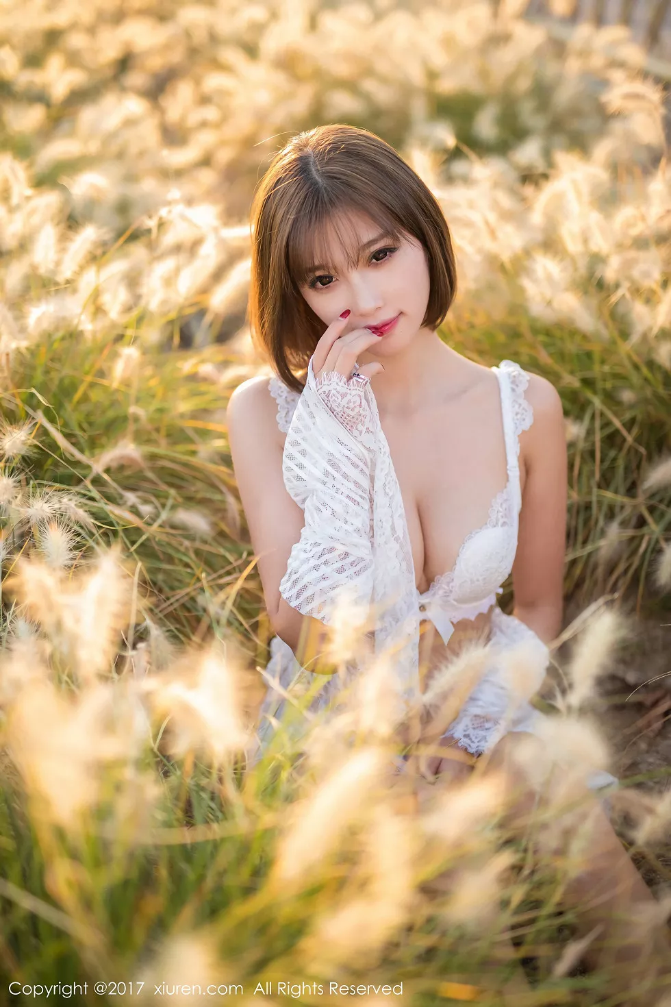 Xgyw.Org_XiuRen第847期_甜美女神杨晨晨户外花丛中白色蕾丝内衣秀完美身材写真50P