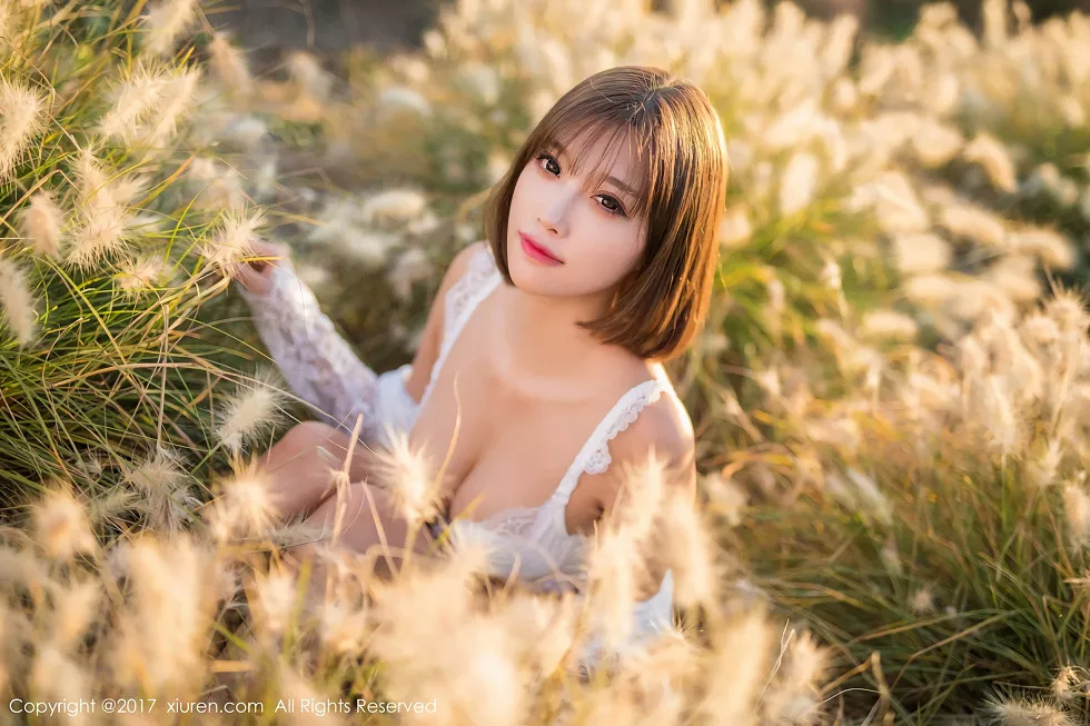 Xgyw.Org_XiuRen第847期_甜美女神杨晨晨户外花丛中白色蕾丝内衣秀完美身材写真50P