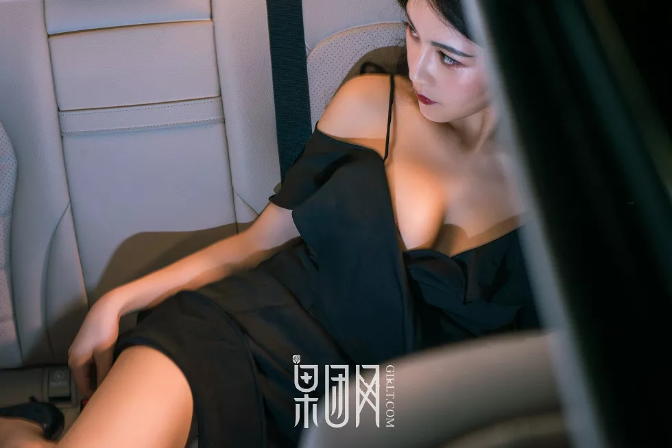 Xgyw.Org_[GIRLT果团网]NO.107_嫩模微微性感豪车女郎黑色吊带连身裙秀完美身材写真63P
