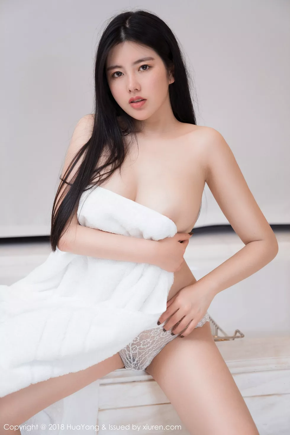 Xgyw.Org_[HuaYang花漾]Vol.024_女神娜露Selena三亚旅拍白色浴巾裹身秀豪乳翘臀诱惑写真40P