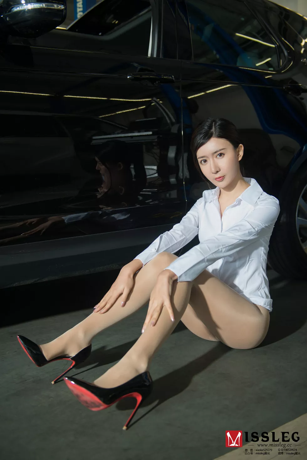 Xgyw.Org_[MissLeg蜜丝]NO.V005_嫩模赵智妍白衬衣黑短裙制服配闪亮肉丝裤袜秀完美身材写真27P
