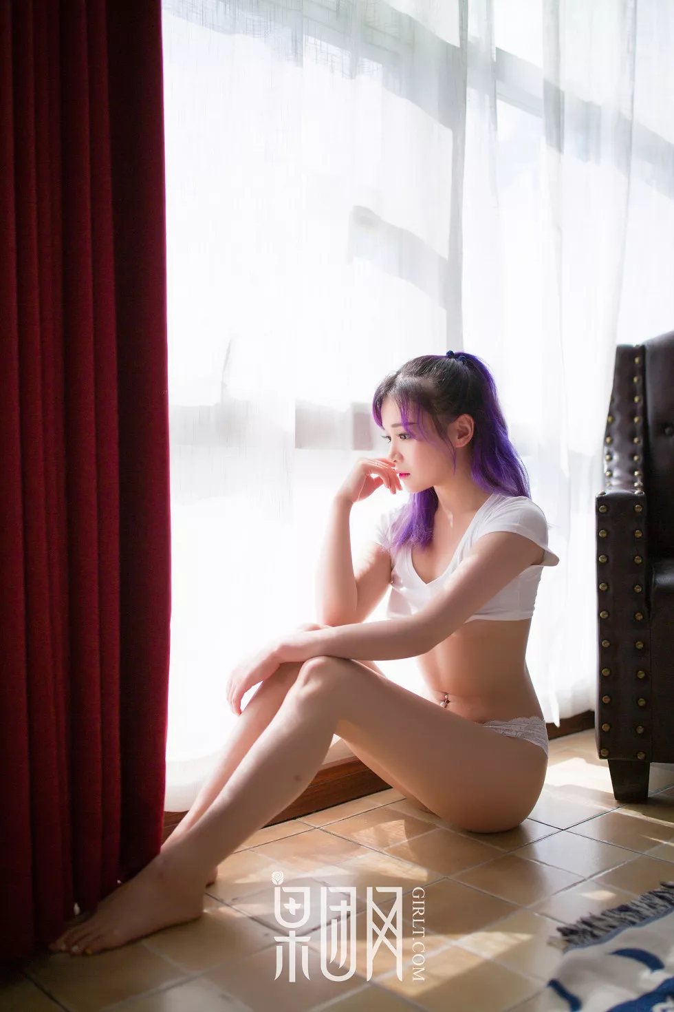 Xgyw.Org_[GIRLT果团网]熊川纪信No.003_紫发豪乳妹半截真空上衣配白色蕾丝内裤翘臀诱惑写真56P