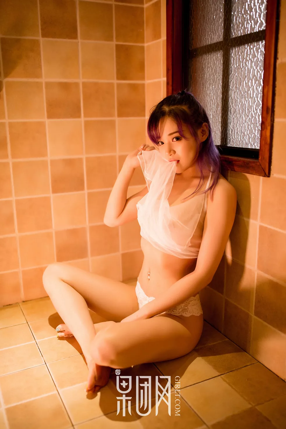Xgyw.Org_[GIRLT果团网]熊川纪信No.003_紫发豪乳妹半截真空上衣配白色蕾丝内裤翘臀诱惑写真56P
