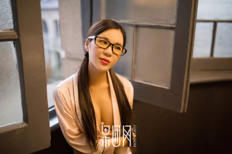 Xgyw.Org_[GIRLT果团网]NO.112_嫩模王紫居家私房BF衬衫真空敞开露美乳白嫩胴体火辣诱惑写真43P