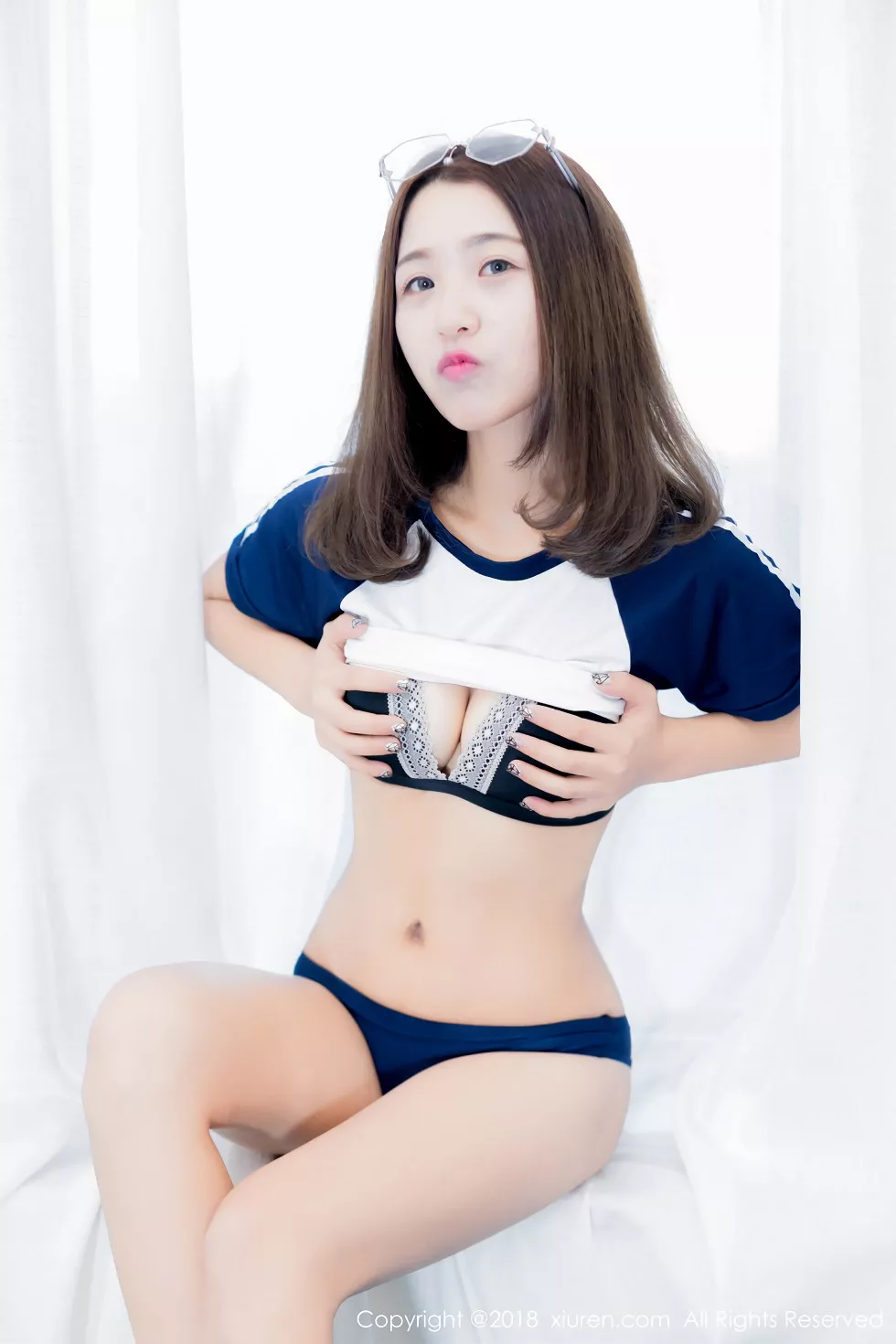 Xgyw.Org_XiuRen第969_清纯妹子七月Julie居家白色蕾丝内衣配白丝袜柔美性感写真69P