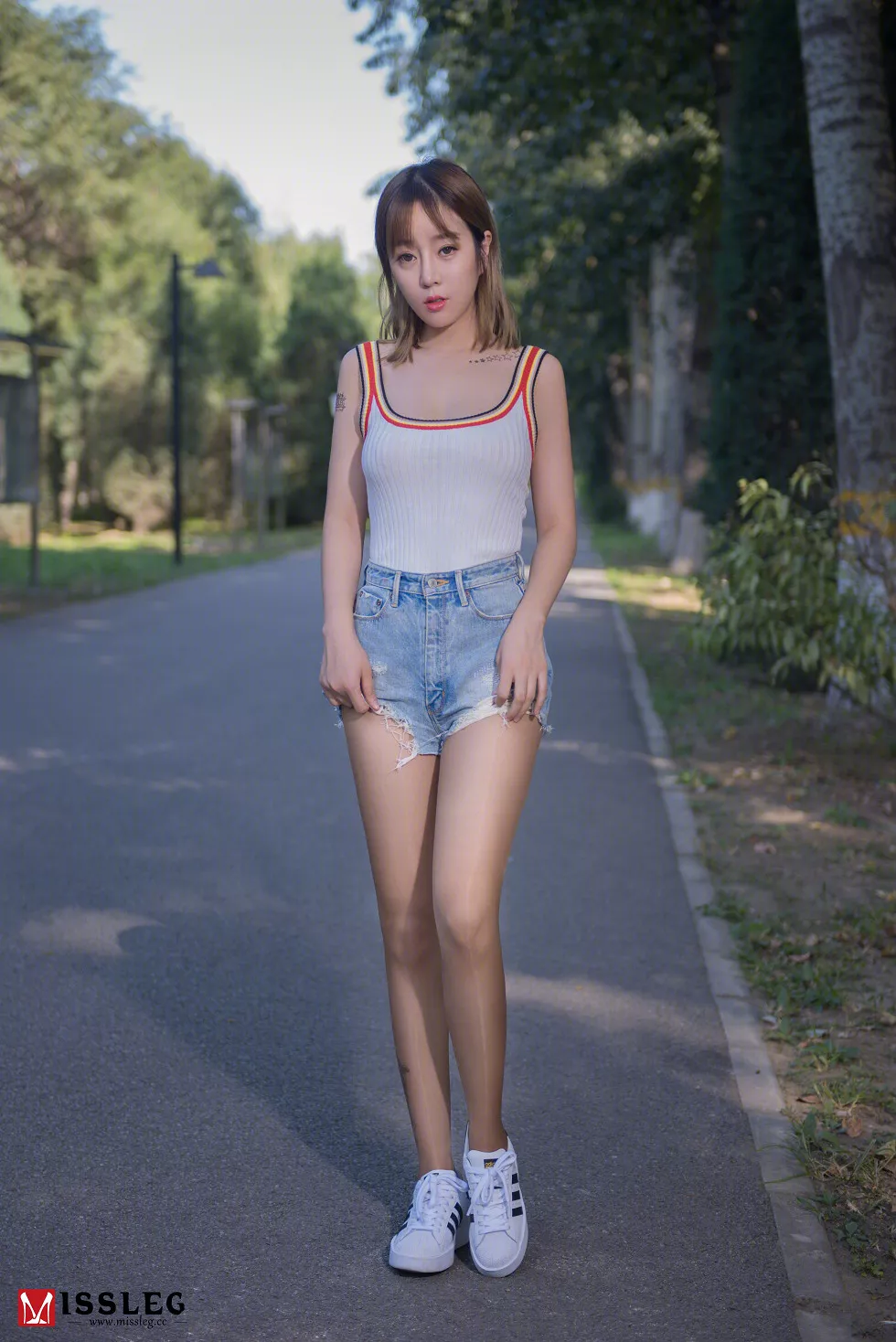 Xgyw.Org_[MissLeg蜜丝]钻石版NO.V009_嫩模王雨纯户外无内黑丝裤袜超透露毛诱惑写真85P