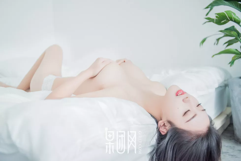 Xgyw.Org_[GIRLT果团网]NO.120_芭比女神私房白色蕾丝高叉连体内衣缕空露美乳火辣诱惑写真43P