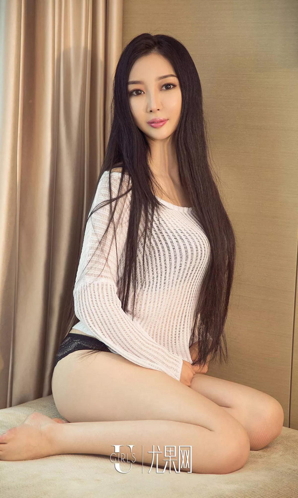 Xgyw.Org_[Ugirls爱尤物]No.1153_长发嫩模小石头私房黑色蕾丝内衣秀豪乳翘臀撩人诱惑写真35P