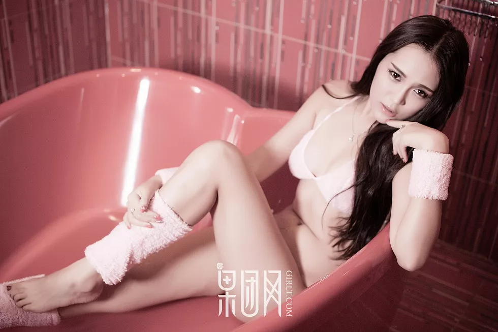 Xgyw.Org_[GIRLT果团网]NO.136_嫩模小兔子乖乖浴缸里性感粉色内衣半脱露豪乳翘臀惹火诱惑写真80P
