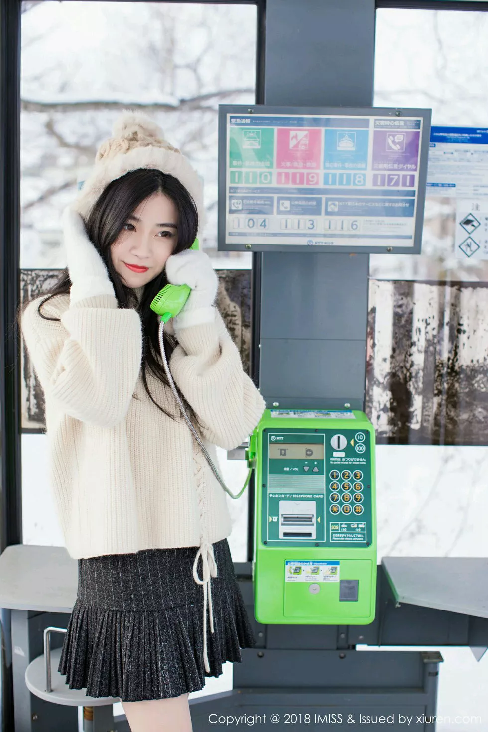 Xgyw.Org_[IMISS爱蜜社]Vol.272_女神许诺Sabrina北海道旅拍闪亮酒红色V领睡袍性感写真42P