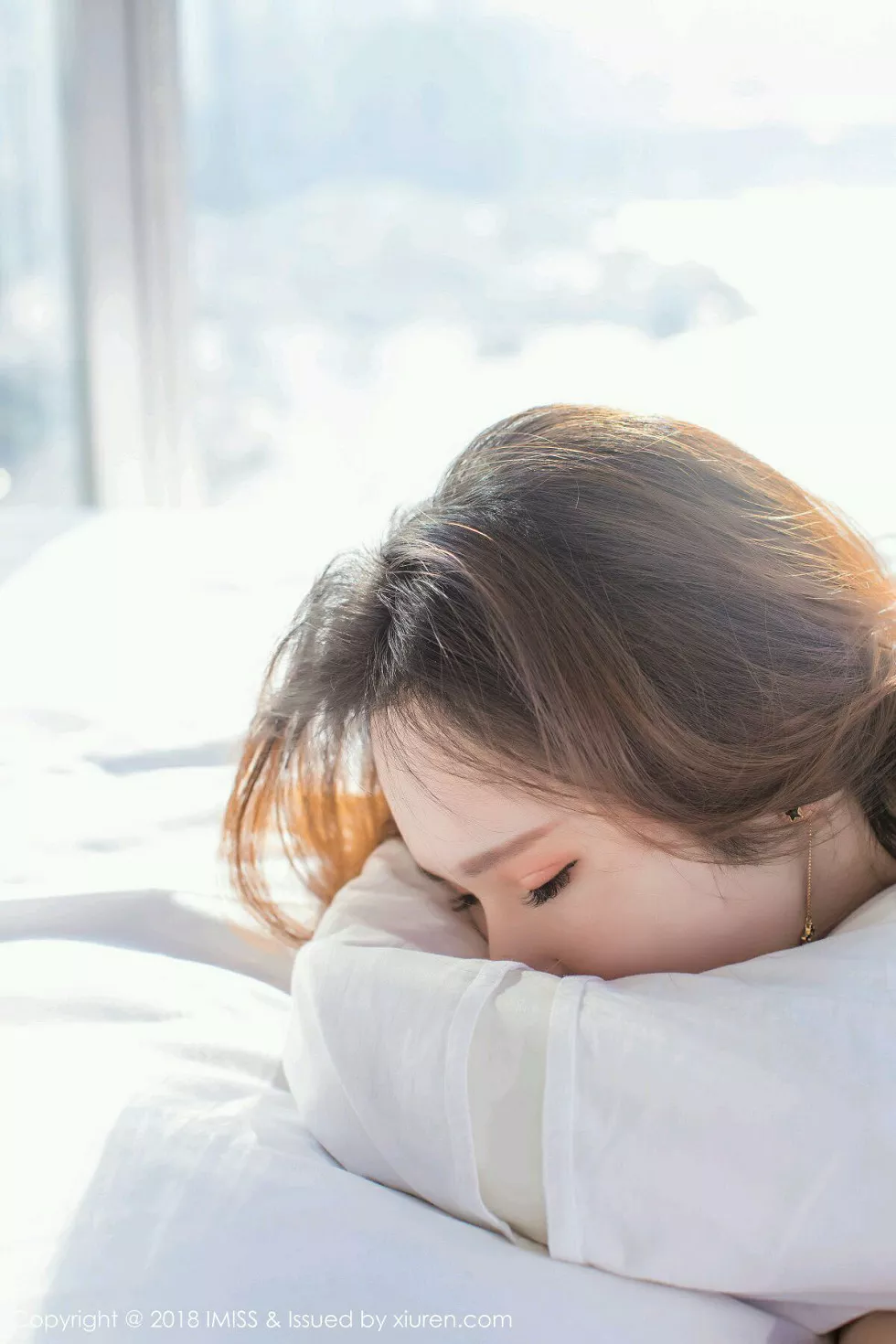 Xgyw.Org_[IMISS爱蜜社]Vol.273_女神萌琪琪Irene居家床上全裸上身半露豪乳撩人诱惑写真56P