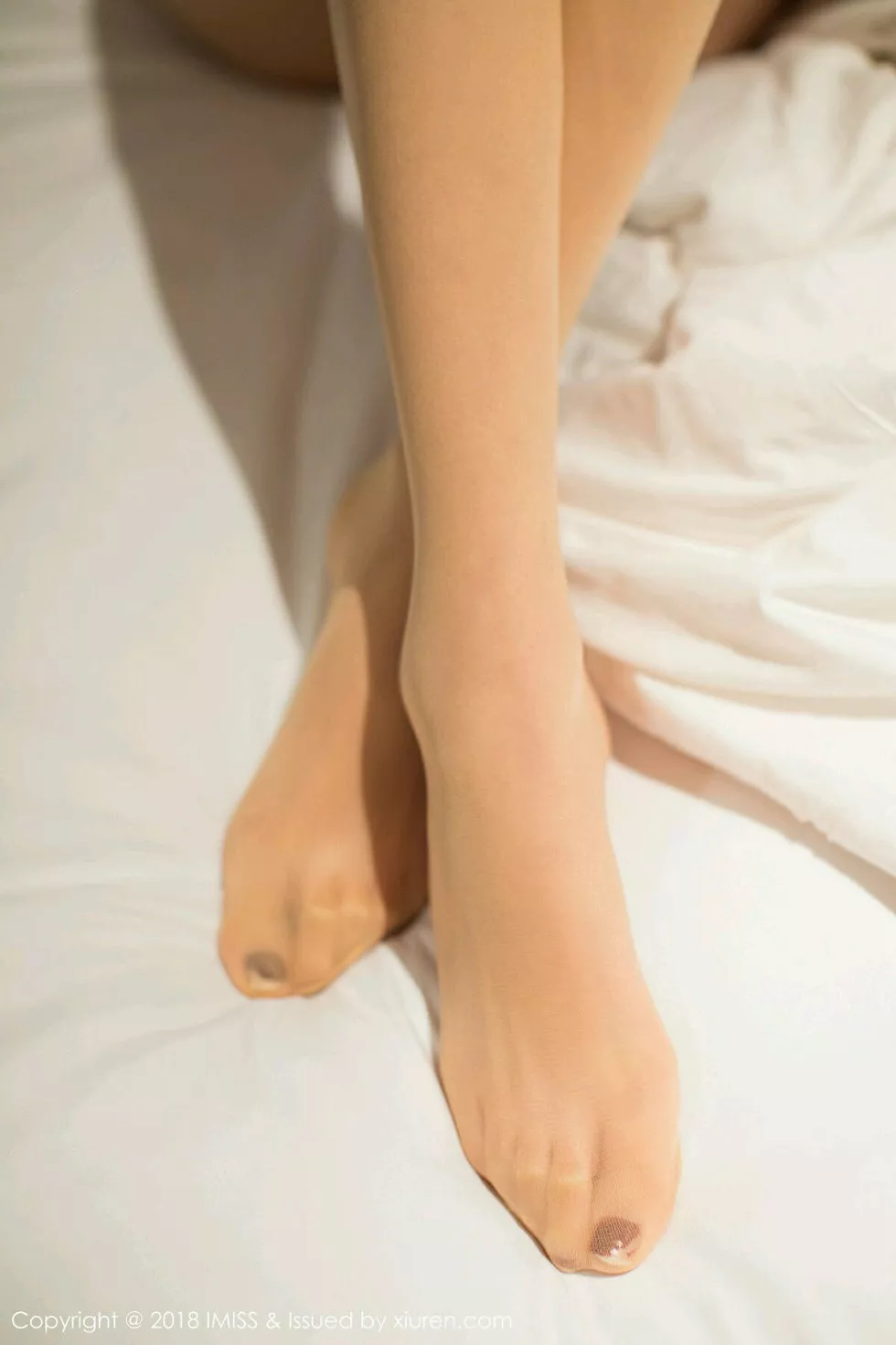 Xgyw.Org_[IMISS爱蜜社]Vol.273_女神萌琪琪Irene居家床上全裸上身半露豪乳撩人诱惑写真56P
