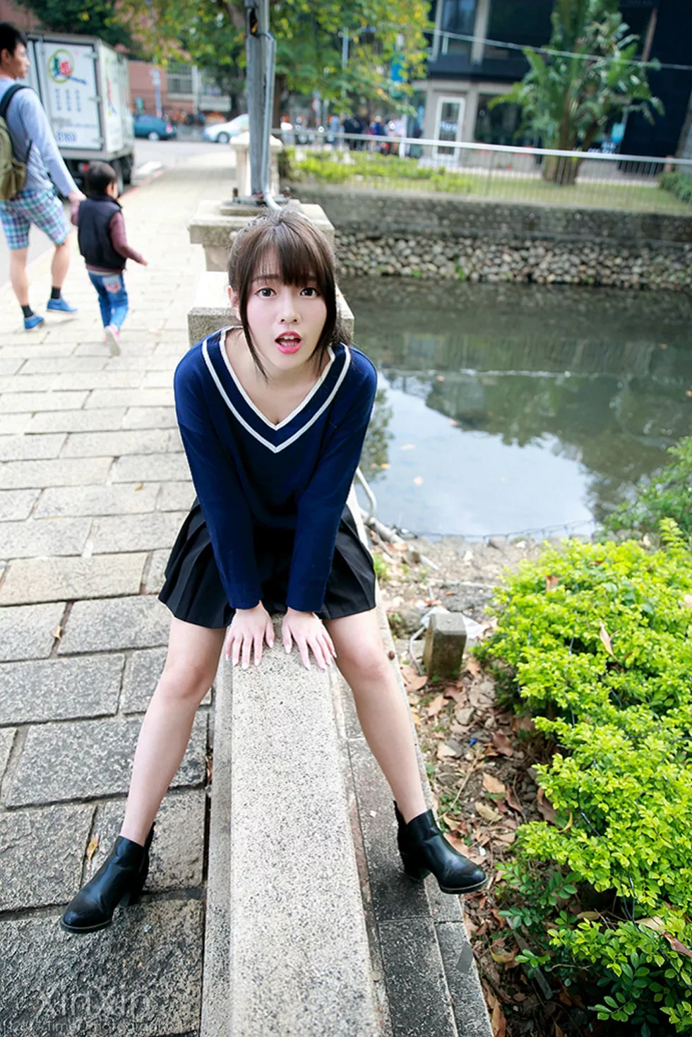 Xgyw.Org_台湾美女欣欣新竹东门城外拍宽松粉红毛衣配牛仔裤清纯写真125P