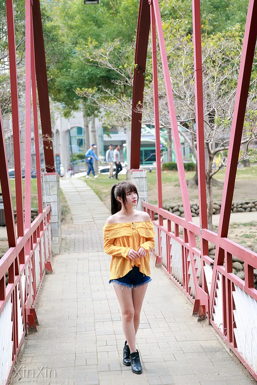 Xgyw.Org_台湾美女欣欣新竹东门城外拍宽松粉红毛衣配牛仔裤清纯写真125P