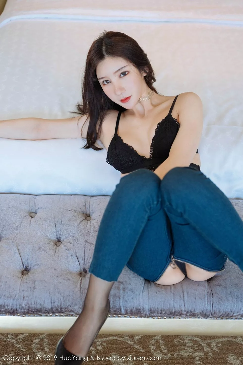 Xgyw.Org_[HuaYang花漾]Vol.135_女神周于希Sandy私房性感内衣配无内黑丝裤袜撩人诱惑写真40P