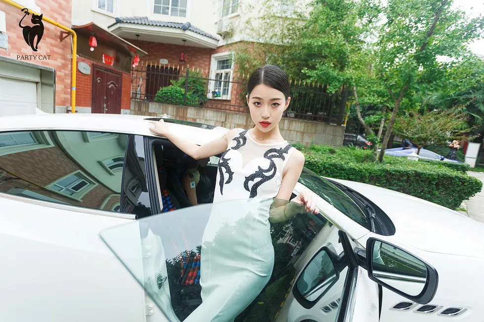 Xgyw.Org_[PartyCat轰趴猫]No.003_轰趴猫户外香车美女系列第03期白色连身裙美女写真31P