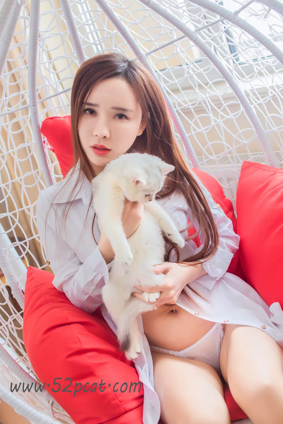 Xgyw.Org_[PartyCat轰趴猫]No.070_嫩模艾小青居家吊篮里私房真空白衬衣秀白嫩肌肤诱惑写真40P