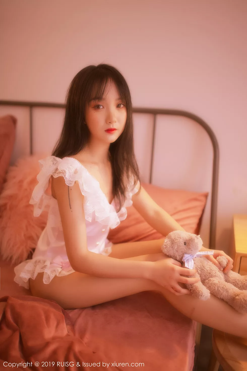 Xgyw.Org_[RUISG瑞丝馆]VOL.085_新人妹子小葡萄miki私房梦幻光线诱人蕾丝内衣唯美诱惑写真43P