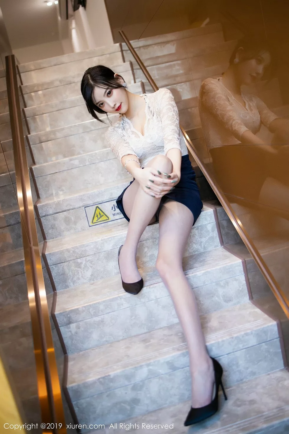 Xgyw.Org_XiuRen第1717期_女神杨晨晨sugar优雅吊裙配肉丝裤袜秀完美身材销魂诱惑写真70P
