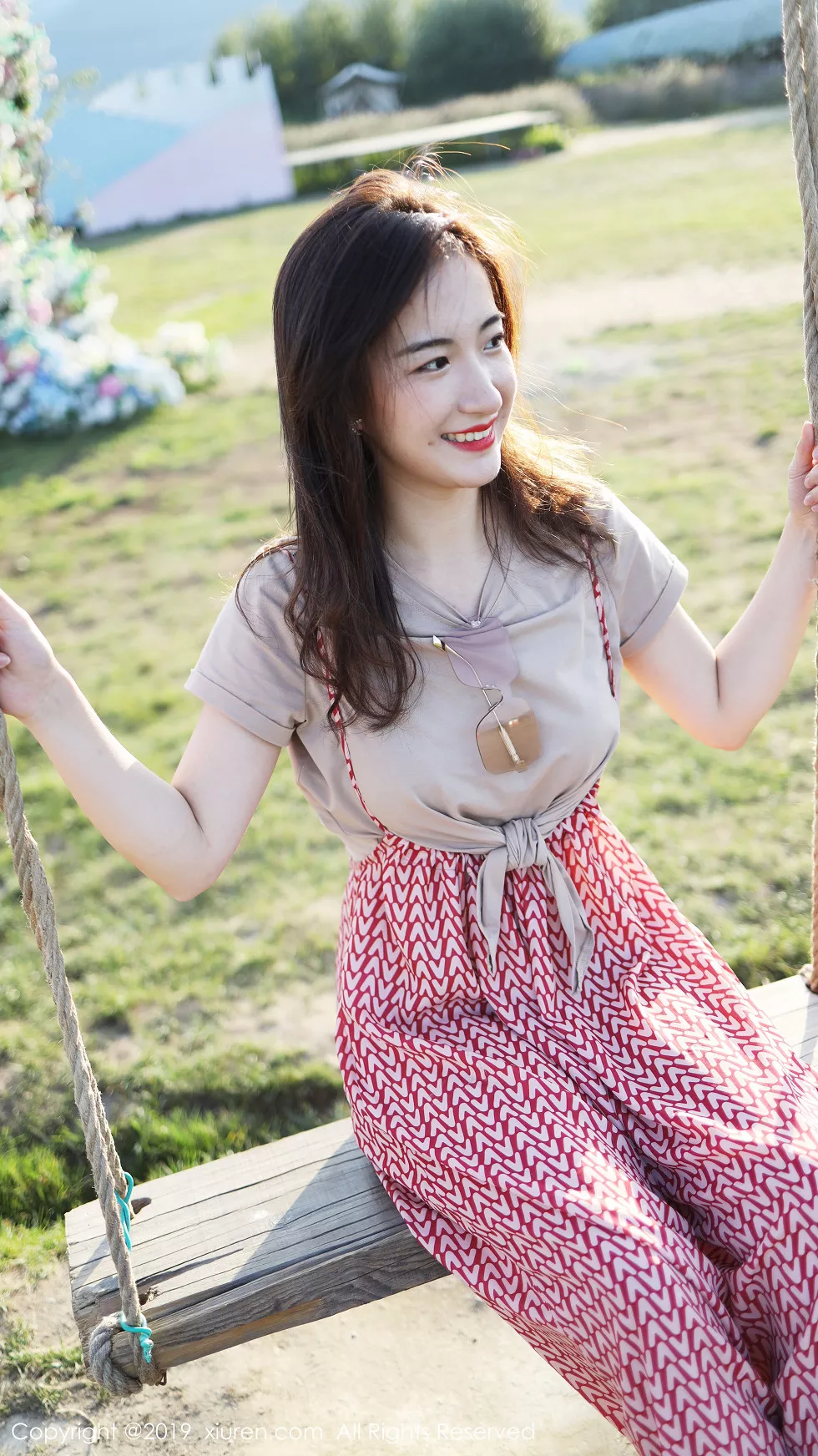 Xgyw.Org_XiuRen第1718期_嫩模艺儿拿铁室外帽子美少女清新甜美风靓丽迷人写真63P