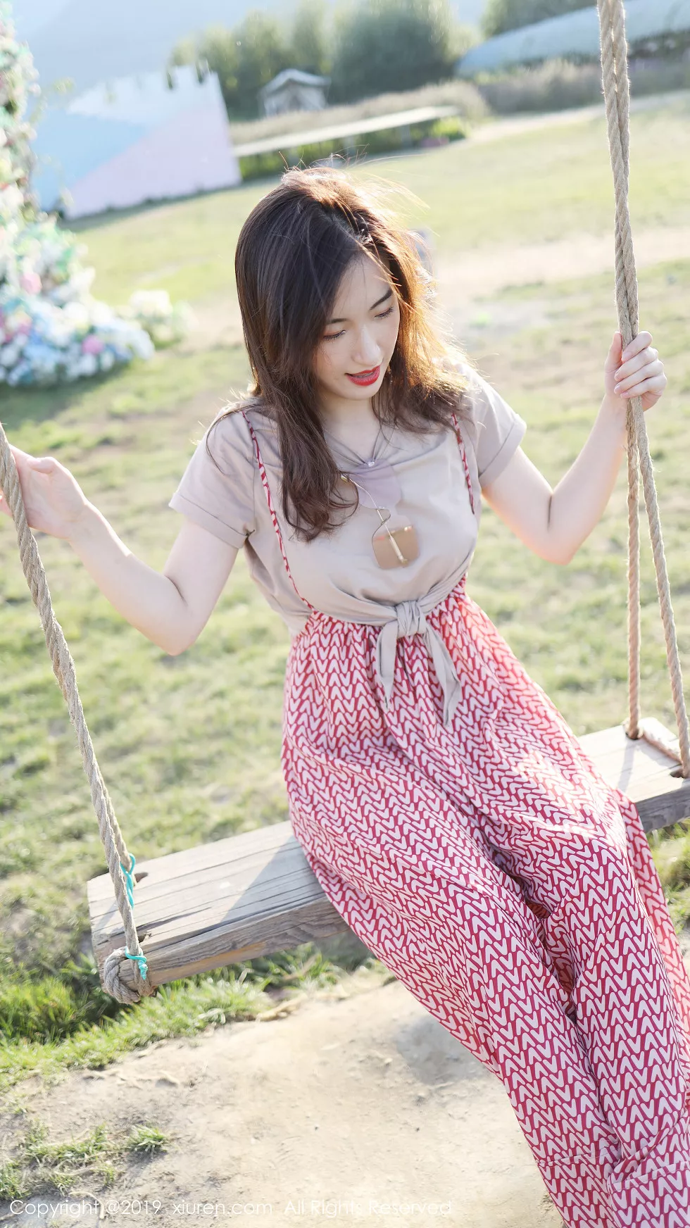 Xgyw.Org_XiuRen第1718期_嫩模艺儿拿铁室外帽子美少女清新甜美风靓丽迷人写真63P