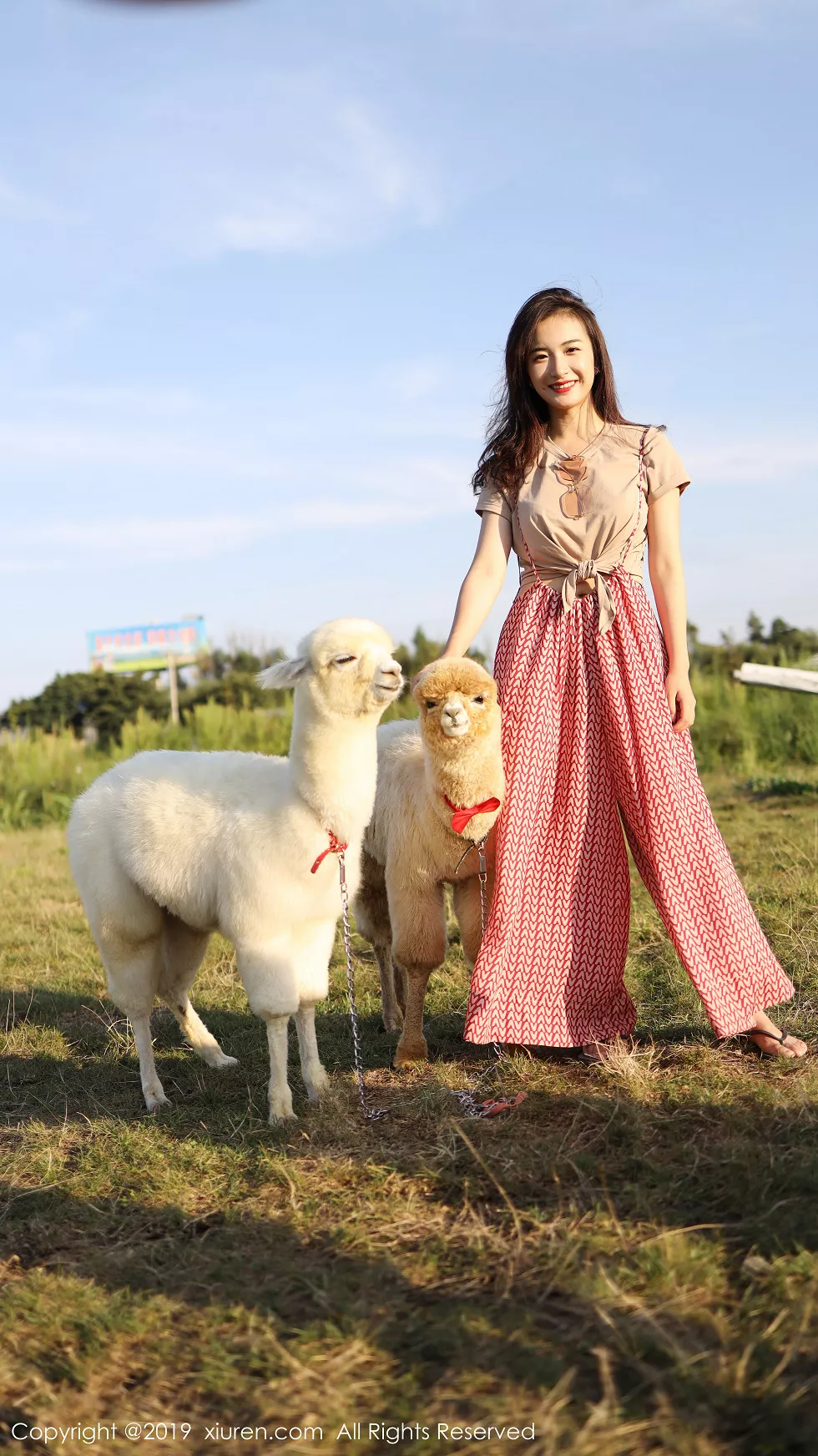 Xgyw.Org_XiuRen第1718期_嫩模艺儿拿铁室外帽子美少女清新甜美风靓丽迷人写真63P