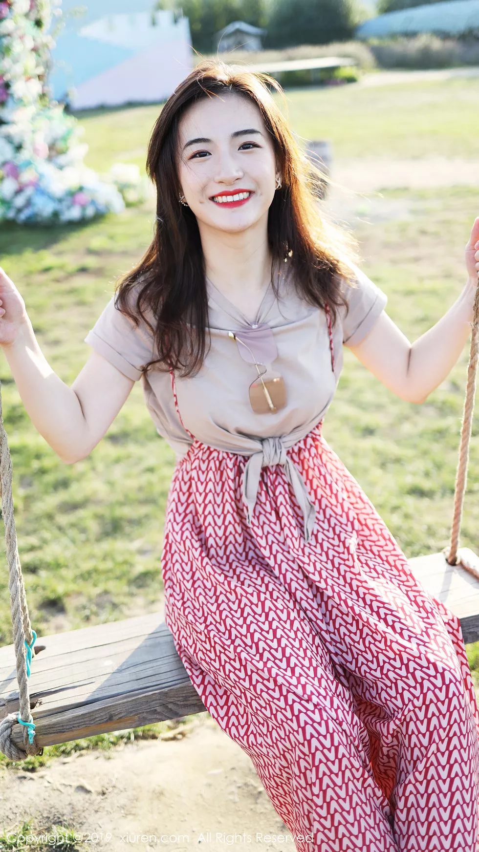Xgyw.Org_XiuRen第1718期_嫩模艺儿拿铁室外帽子美少女清新甜美风靓丽迷人写真63P