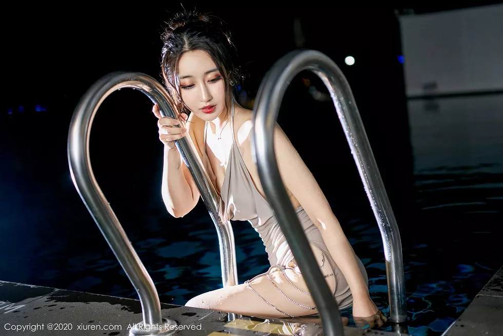 Xgyw.Org_XiuRen第1916期_嫩模Betty林子欣三亚旅拍户外泳池高贵吊裙湿身魅惑写真40P