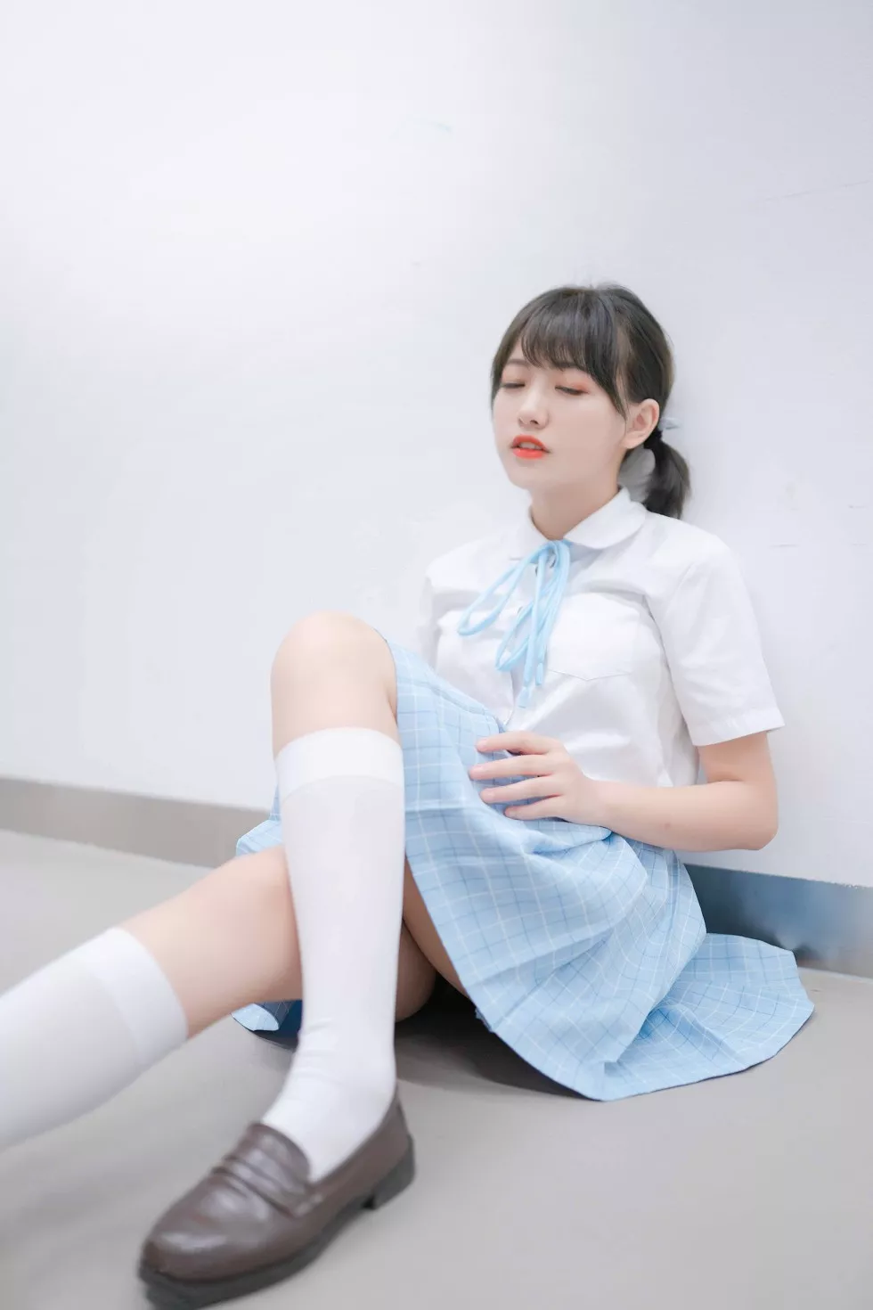 Xgyw.Org_[喵糖映画]Vol.011_清纯学妹lovely呆玄私房性感白衬衣配蓝色短裙迷人写真41P