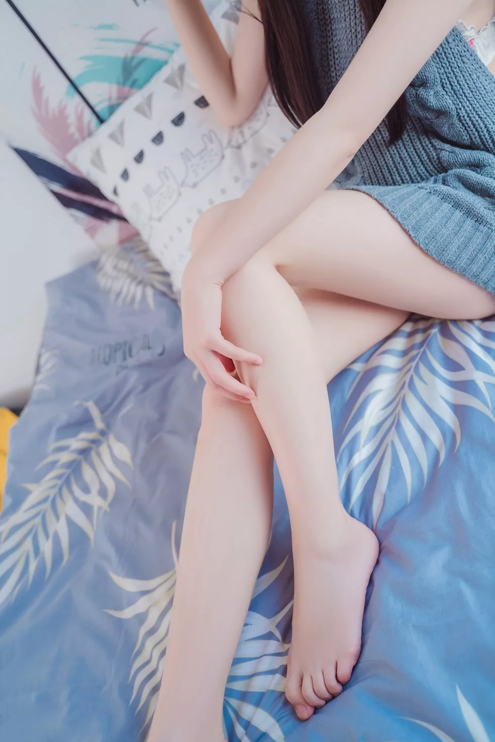 Xgyw.Org_[喵糖映画]Vol.030_秀发小美女居家私房性感露背毛衣露白嫩美腿诱人写真39P