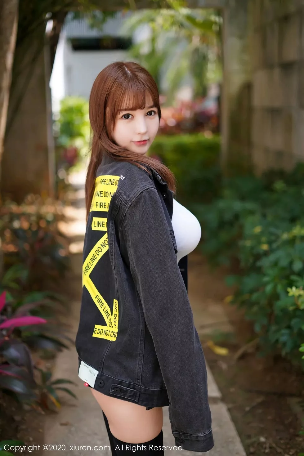 Xgyw.Org_XiuRen第2147期_嫩模UU酱户外脱黑色外套露魔鬼身材童颜巨乳完美诱惑写真83P