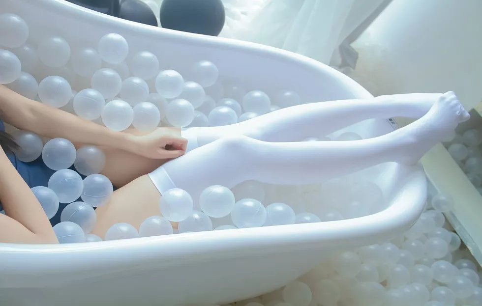 Xgyw.Org_[喵糖映画]Vol.046_死库水美少女私房浴缸里把玩梦幻球白丝袜秀美腿写真40P