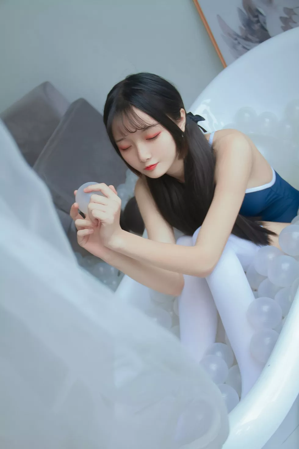 Xgyw.Org_[喵糖映画]Vol.046_死库水美少女私房浴缸里把玩梦幻球白丝袜秀美腿写真40P