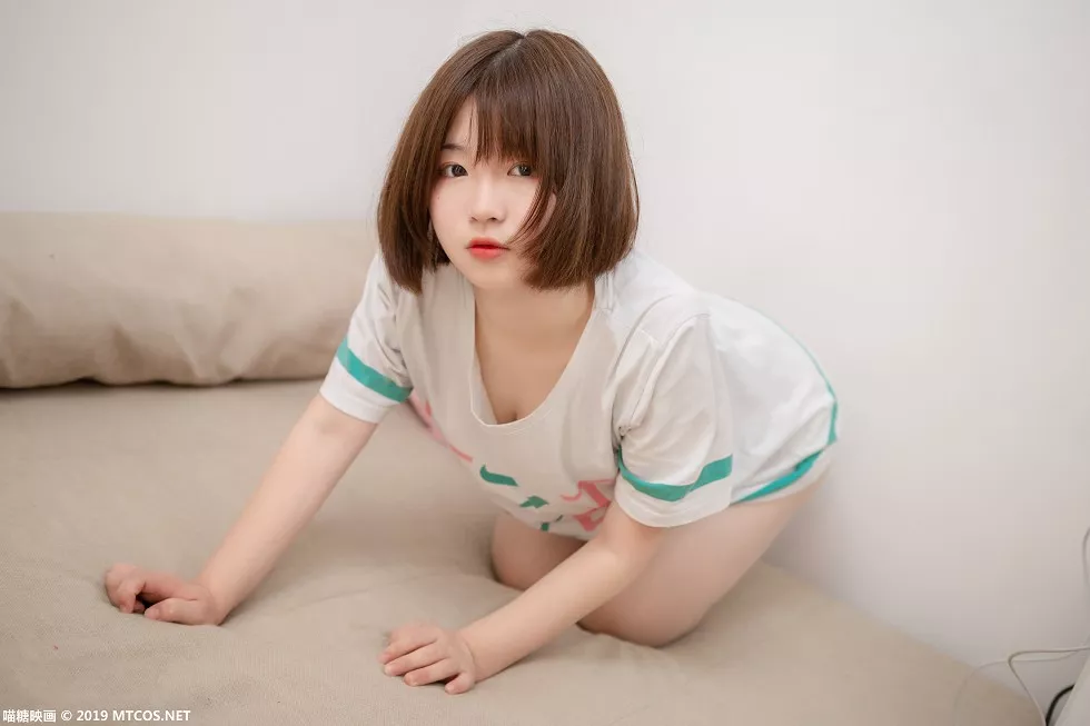 Xgyw.Org_[喵糖映画]Vol.054_可爱小美女私房床上白色睡衣配肉色蕾丝内裤性感诱人写真39P