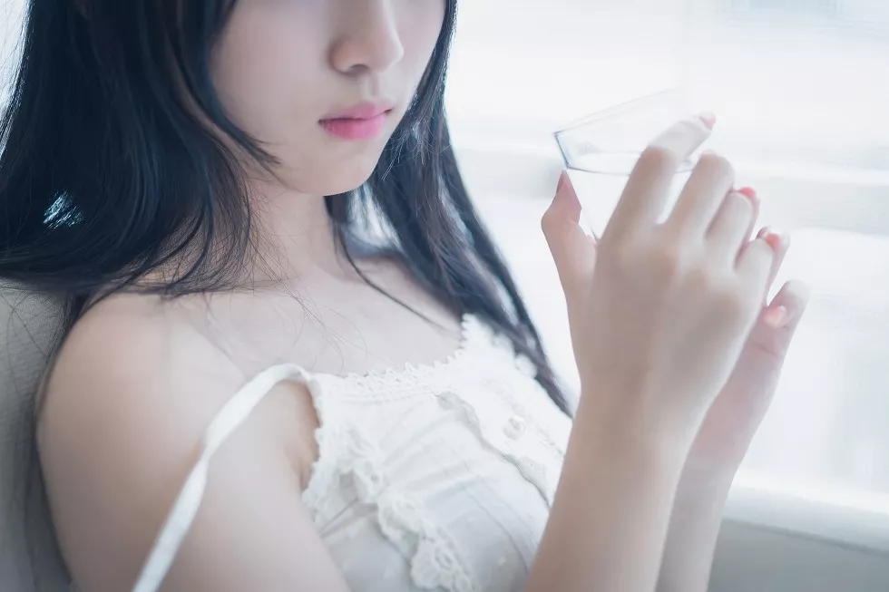 Xgyw.Org_[喵糖映画]Vol.006_秀发小美女居家白色吊带裙秀白嫩肌肤性感美腿写真37P